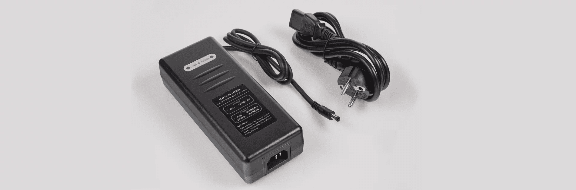 Ladekabel und Netzteil des E-Bikes